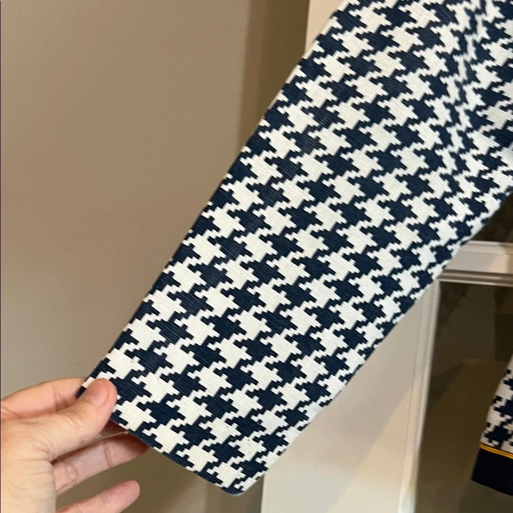 Chic Houndstooth Blazer with Gold Trim - Picture 5 of 8